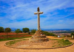 La croce di pietra di Santo Toribio nei pressi di Astorga, Spagna, sul Cammino di Santiago.


