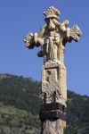 Croce di pietra vicino al Santuario di Nostra Signora di Meritxell, Andorra. Di epoca medievale, questa croce scolpita sorge nei pressi del luogo di culto intitolato alla santa patrona della ...