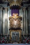 Croce e candelabri sull'altare di una chiesa luterana a Bayreuth, Germania - © Andreas Zerndl / Shutterstock.com