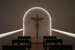 Croce in legno con Gesù nella cappella della chiesa di San Maurizio a Augusta, Germania - © Cortyn / Shutterstock.com