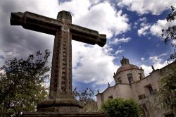 Croce in pietra fuori dalla chiesa La Guadalupita di Morelia, Messico. Sorge all'estremità nord orientale di Plaza Morelos questa bella chiesa barocca costruita fra il 1708 e i 1716. ...