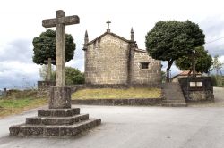 Croce in pietra nella piazza del villaggio di Vilar, Terras de Bouro, Portogallo.



