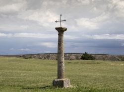 Croce su una colonna in pietra nelle campagne di Medinaceli, Soria, Spagna.

