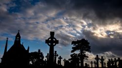 Croci celtiche nel cimitero cittadino di Galway fotografate al calar del sole, Repubblica d'Irlanda.
