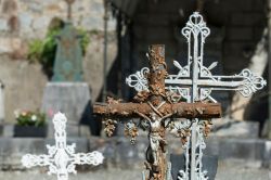 Croci in ferro decorate al cimitero di Cauterets, Francia.
