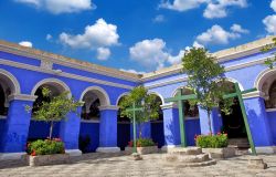 Croci in un cortile di Santa Catalina fotografate sotto un cielo blu intenso a Arequipa, Perù.

