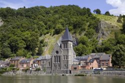 Dinant, Belgio: un'immagine della cittadina adagiata sul fiume Mosa (Meuse), percorribile anche su un battello da crociera - foto © Sergey Dzyuba / Shutterstock.com