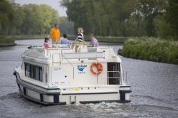 Crociera fluviale nelle Fiandre, Belgio, con l'imbarcazione Le Boat. Un percorso classico inizia dalla costa che si affaccia sul Mare del Nord e ha come fulcro il borgo di Nieuwpoort.
