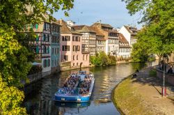 Una crociera fluviale lungo un canale nel centro di Strasburgo, in Francia - © Leonid Andronov / Shutterstock.com