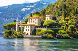 Crociera sul  Lago di Como: la vista di Villa del Balbianello: qui venne girato la Guerra dei Cloni, uno degli episodi di Star Wars - © leoks / Shutterstock.com