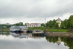 Una crociera sul Volga a Uglich, Russia. Durante una visita della città non può mancare un tour in barca sul fiume Volga da cui ammirare le bellezze artistiche e i paesaggi di ...