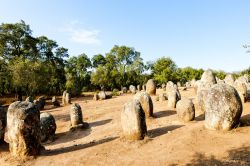 Il Cromlech di Almendres nei pressi di Evora, Alentejo, Portogallo. Si tratta di un complesso megalitico situato nel territorio del Comune di Nossa Senhora de Guadalupe, distretto di Evora. ...