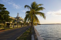 Cuba, Cienfuegos: il Malecòn, lo splendido lungomare della città caraibica affacciato sulla Bahìa de Cienfuegos.