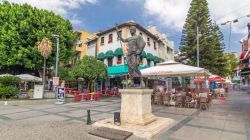 Cumhuriyet Square con caffé e locali nella città di Antalya, Turchia. In questa piazza sorge anche la statua di Attalo II°, sovrano di Pergamo dal 159 a.C. sino alla morte. ...