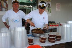 Cuochi in azione alla Sagra dei Garagoi di Marotta nelle Marche - © turistico.comune.mondolfo.pu.it