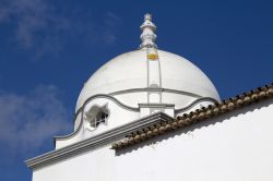 La cupola della chiesa di Nossa Senhora da Soledade a Olhao, Algarve, Portogallo.
