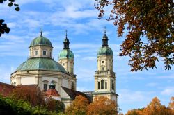 Cupola e campanili della basilica di San Lorenzo a Kempten, Germania. La città, sorta su insediamento celtico e romano, si trova nel sud-ovest della Baviera.
