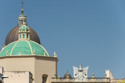 Cupola in maiolica verde smaltata in una chiesa di Marsala, Sicilia. 
