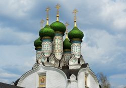 Le cupole della Chiesa della Dormizione a Nizhny Novgorod. L'edificio è stato restaurato e riconsacrato negli anni Duemila dopo che per lungo tempo era caduto in disuso - foto © ...