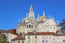 Cupole e guglie dell'imponente cattedrale di Saint-Front a Perigueux, Francia. E' stata completamente restaurata fra il 1852 e il 1902.
