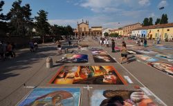 Curtatone, Lombardia e il Santuario della Beata Vergine delle Grazie con la competizione tra i Madonnari. - © Luchino / Shutterstock.com