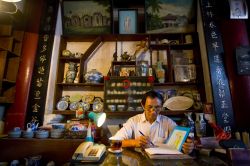 Custode al lavoro nel tempio di Quan Cong: è uno dei luoghi storici più importanti di Hoi An, in Vietnam - © Peter Stuckings / Shutterstock.com 