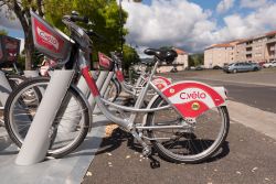 Cvelo Bike Station a Clermont-Ferrand, Francia. Si tratta di un programma di "share program" pubblico di biciclette in funzione nella città - © S. Bonaime / Shutterstock.com ...