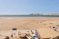 Dakhla Attitude: è l'hotel più famoso di Dakhla per gli appassionati di sport acquatici. Nelle acque antistanti la struttura si affollano i kitesurfers e vi si tengono i campionati ...