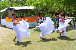 Danza creola sull'isola dei Cervi, Mauritius - Donne creole si esibiscono nel tradizionale ballo chiamato "sega", uno dei più famosi generi dell'isola di Mauritius. ...