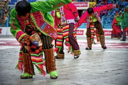 Danzatori in abiti tipici al party della Candelaria a Puno, Perù. Festa della Vergine della Candela, questa tradizionale ricorrenza religiosa è fra le più sentite dai peruviani ...