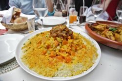 Cous cous al riad Dar Moha di Marrakech, Marocco - Un gustoso piatto di cous cous preparato dallo chef Moha che con la sua arte gastronomica crea una cucina innovativa in cui i sapori del mondo ...