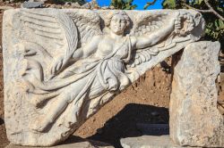 Dea alata a Efeso nei pressi di Kusadasi, Turchia - Particolare di una decorazione scultorea che rappresenta Nike, la Vittoria con le ali, figura della mitologia greca © takepicsforfun ...