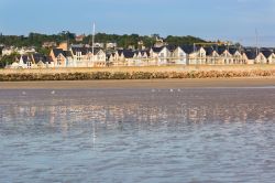 Deauville, località della Bassa Normandia (Francia): abitazioni sul lungomare © Ekaterina Pokrovsky