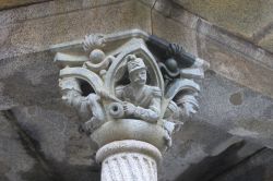 Decorazione del capitello nel Municipio di Rosazza, Valle Cervo, Piemonte.

