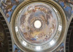 Decorazione pittorica all'interno del duomo di Città di Castello, Umbria, Italia. La cupola affrescata della cattedrale  - © Claudio Giovanni Colombo / Shutterstock.com ...