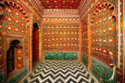 Decorazioni all'interno del City Palace di Udaipur, Rajasthan, India - © Tepikina Nastya / Shutterstock.com