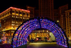 Decorazioni colorate luminose durante i festeggiamenti natalizi in piazza a Cleveland, Ohio, USA - © Kenneth Sponsler / Shutterstock.com