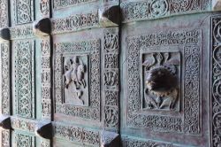 Decorazioni del portale d'ingresso della cattedrale di Trani, Puglia.

