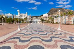 Decorazioni della pavimentazione nel centro di Alicante, Spagna.
