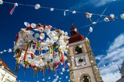 Decorazioni di carnevale addobbano una strada della cittadina di Ptuj, Slovenia. Il carnevale di Ptuj è la più grande manifestazione carnascialesca della Slovenia: dura svariati ...