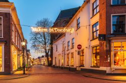 Decorazioni e luminarie di Natale a Doesburg, Olanda. A dare il benvenuto nel centro cittadino l'immancabile scritta "Welcome" - © DutchScenery / Shutterstock.com