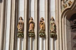 Decorazioni esterne della chiesa di San Martino a Landshut, Germania. Le statue sono state realizzate in mattoni rossi - © photo20ast / Shutterstock.com