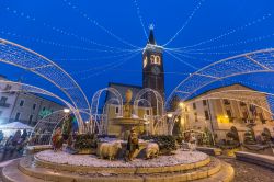 Decorazioni natalizie a Bussolengo sulla piazza del Duomo.