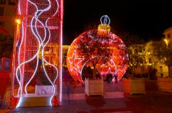 Decorazioni natalizie in Place Massena a Nizza. Qui in dicembre si respira la vera atmosfera del Natale in COsta Azzurra