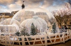 Decorazioni natalizie in una piazzetta del centro di Troyes, Francia - © Yuri Dondish / Shutterstock.com