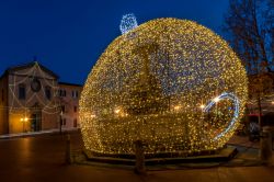 Decorazioni natalizie nel centro storico di Bientina di Pisa in Toscana