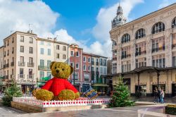 Decorazioni natalizie nella piazza principale di Narbona, Francia - © Alberto Zamorano / Shutterstock.com