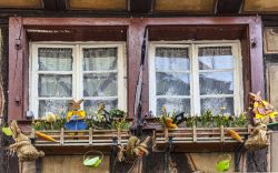 Decorazioni pasquali nel centro storico di Colmar in Francia. - © Radu Razvan / Shutterstock.com