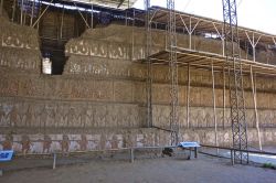 Decorazioni scultoree a Huaca de la Luna, Trujillo, Perù. Anticamente il tempio era dipinto con colori vivi come rosso vivo, blu cielo e giallo.
