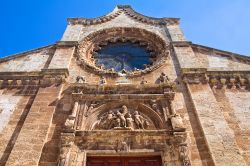 Decorazioni scultoree e rosone sulla facciata della Chiesa Madre di Manduria, Puglia, Italia. La costruzione dell'attuale chiesa venne iniziata a fine XV° secolo e ultimata, forse, nel ...